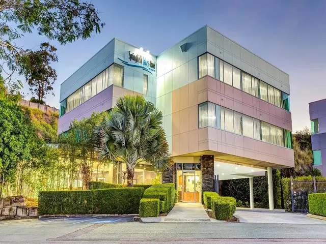 Springfield Lakes Hotel