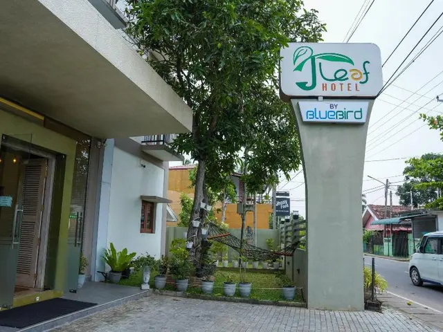 J Leaf Hotel By Blue Bird