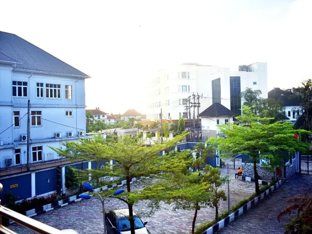 Davis Hotel & Suites