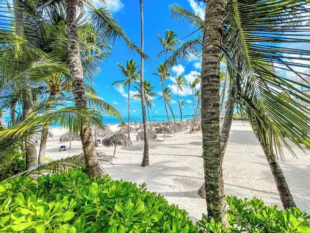 Deluxe Studios Hotel Pool And Beach