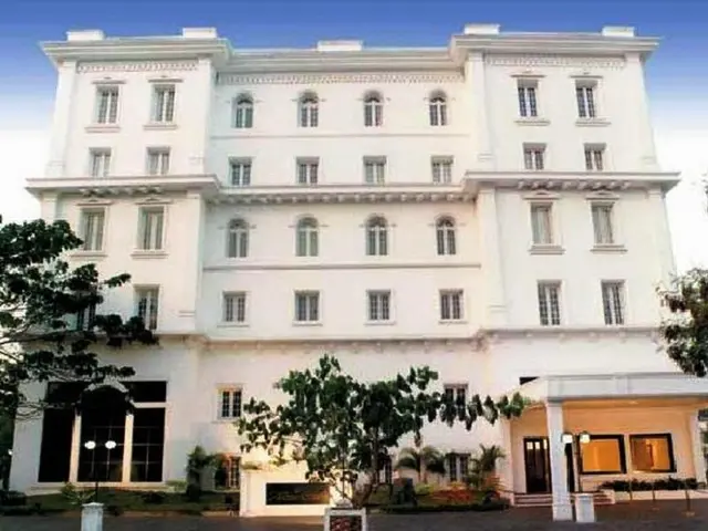 Avenue Center