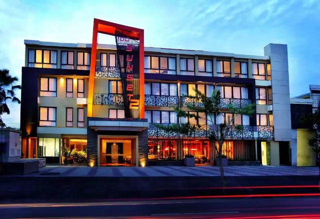 100 Sunset Hotel and Ballroom