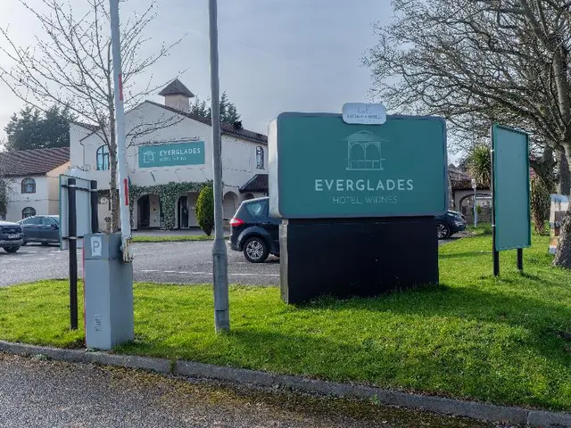 Everglades Park Hotel