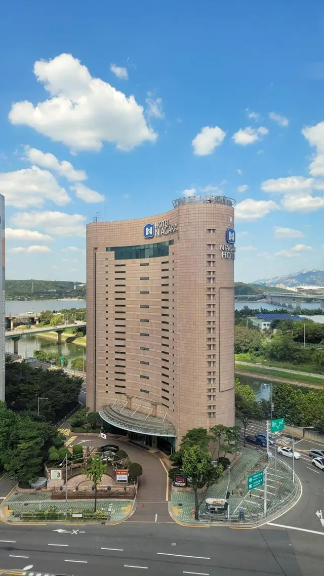 Busybee MIDI Niagara Hotel