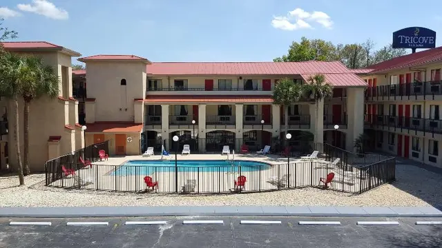 Tricove Inn & Suites