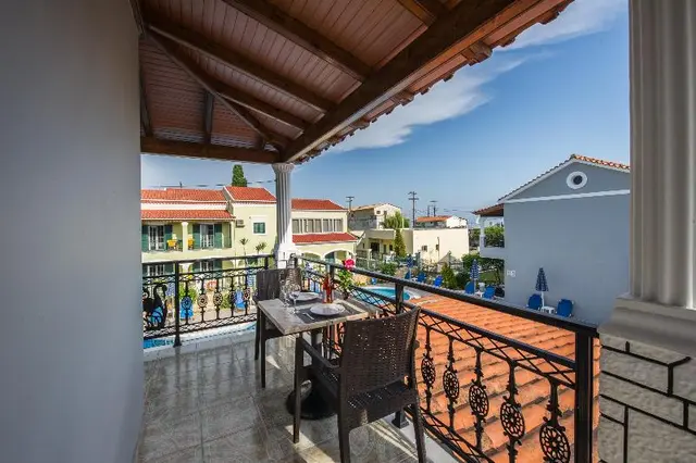 Makis Studios & Apartments