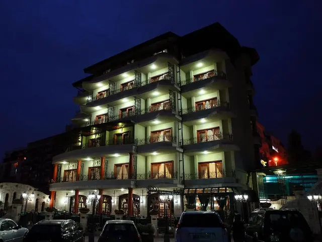 Dinasty Hotel Rezidence