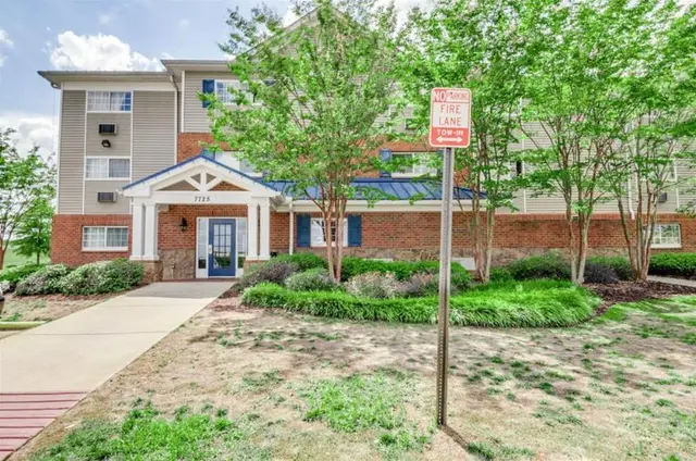 HomeTowne Studios & Suites Charlotte - Concord