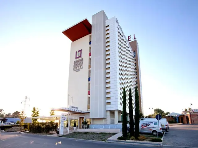 Breaking Business Hotel