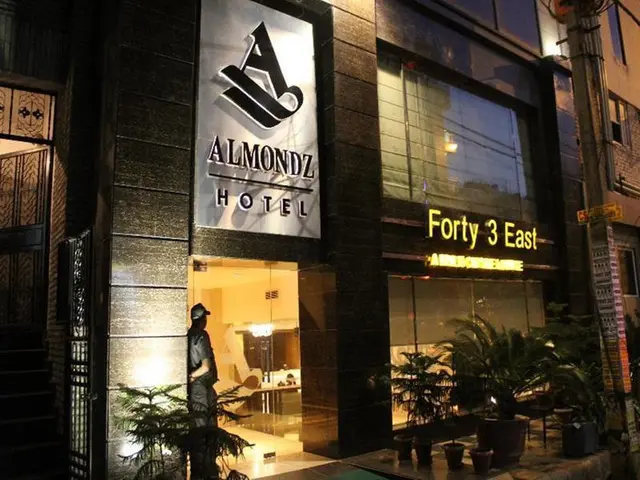 Almondz