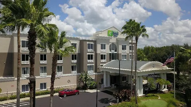 Holiday Inn Express & Suites Tampa-I-75