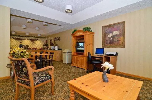 Hawkinsville Inn & Suites