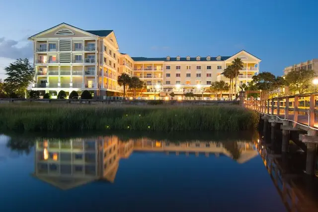 Courtyard Charleston Waterfront