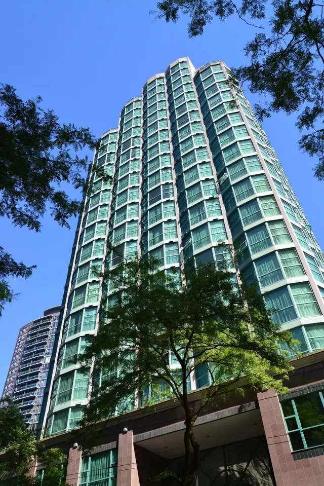 Rosedale on Robson Suites Hotel