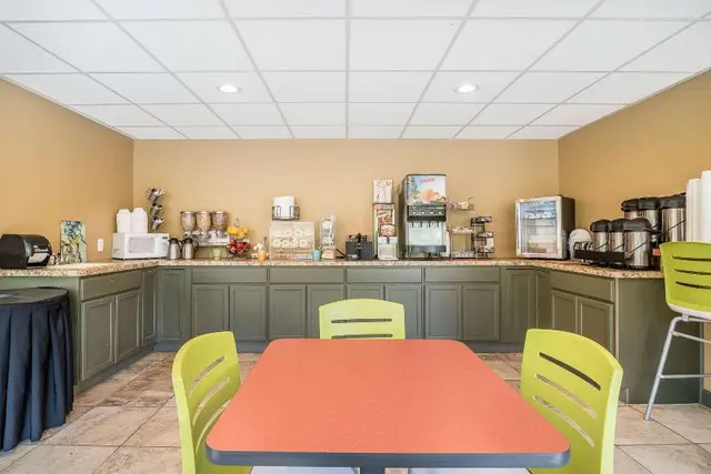 Econo Lodge Inn & Suites Binghamton Area