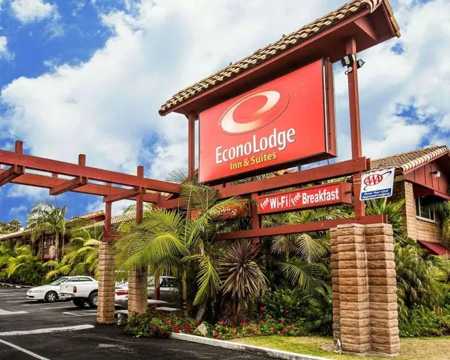 Econo Lodge  Inn & Suites Near Legoland