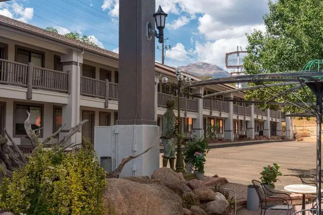 Quality Inn & Suites Manitou Springs At Pikes Peak