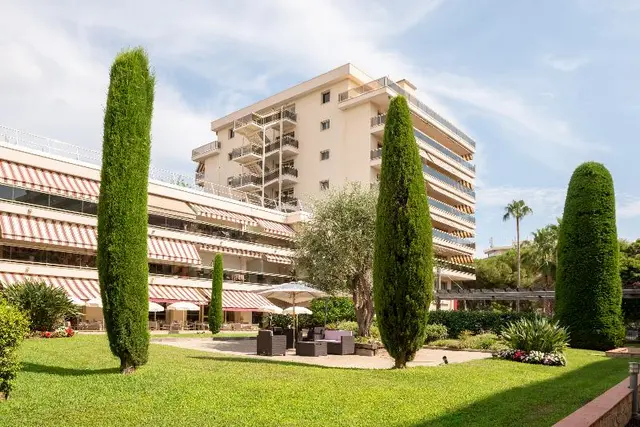 Hotel The Originals Residence Les Strelitzias