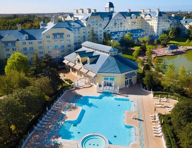 Disney Newport Bay Club + Entradas