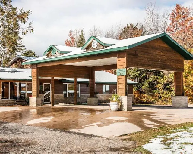 Econo Lodge Inn & Suites Munising Area