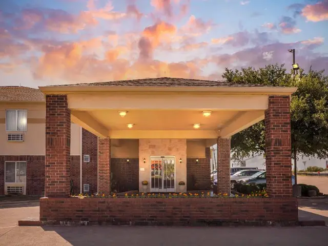 Comfort Inn & Suites Red Oak - Dallas Area