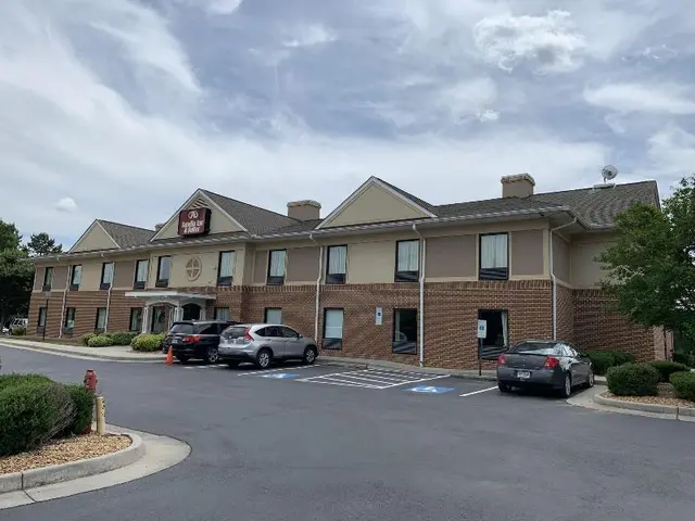 Amelia Inn & Suites