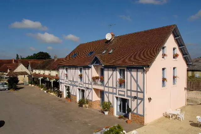 Logis Hotel Aux Maisons