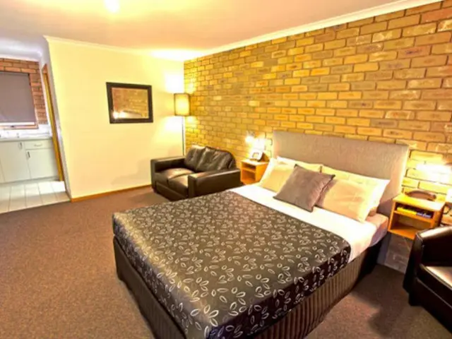 Statesman Motor Inn