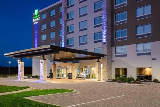 Holiday Inn Express & Suites Beloit