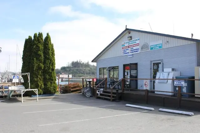 Quarterdeck Inn & Marina Resort