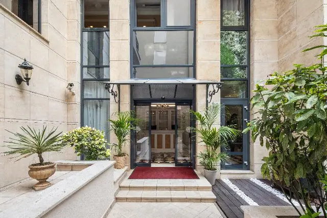 Queen's Court Hotel and Residence