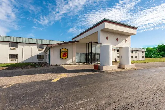 Super 8 by Wyndham Cleveland, OH