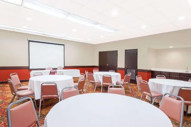 Days Inn &Suites by Wyndham SE Columbia Ft Jackson