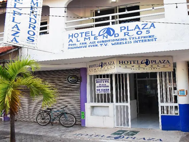 Plaza Almendros