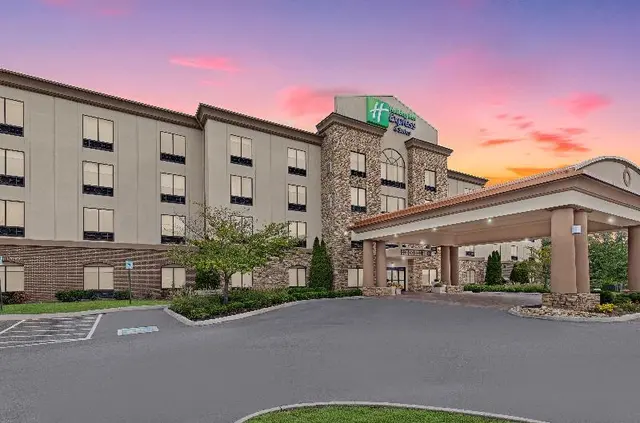 Holiday Inn Express Suites Cleveland Northwest IHG