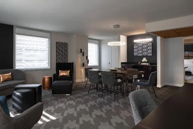 Renaissance Des Moines Savery Hotel