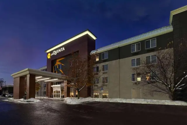 La Quinta Inn & Suites by Wyndham Detroit Utica