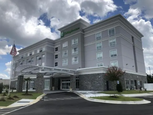 Holiday Inn Express Fayetteville - Fort Bragg IHG