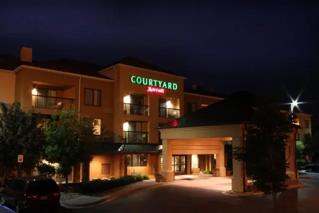 Courtyard By Marriott Flint