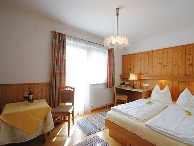 PEOPLE'S HOTEL