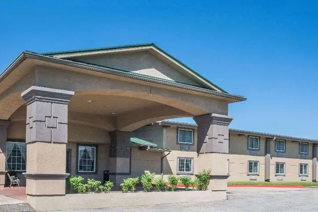 Super 8 by Wyndham Beaumont