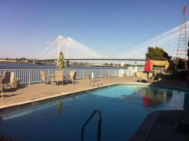 Clover Island Inn