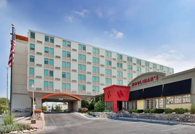 Holiday Inn Manhattan at The Campus