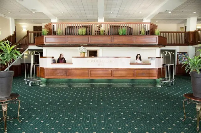 Rogue Regency Inn & Suites