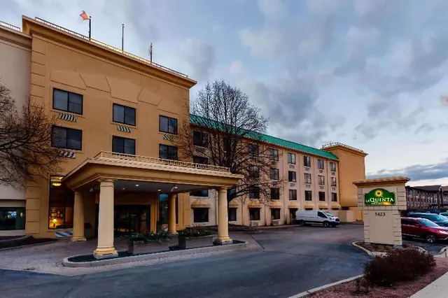 La Quinta Inn & Suites Milwaukee Bayshore Area
