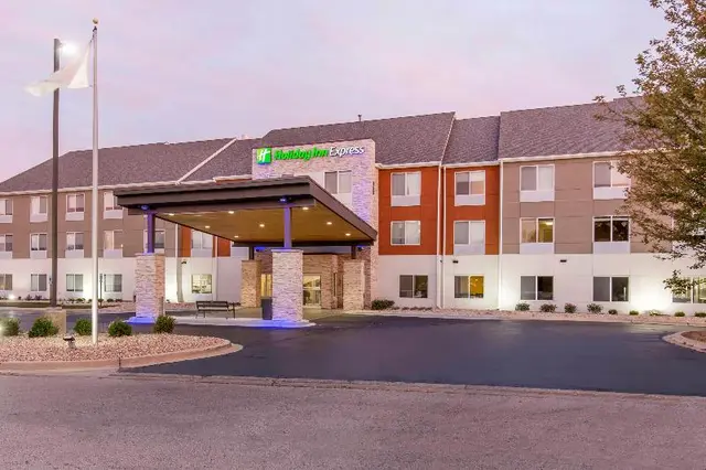 Holiday Inn Express & Suites Chicago West - St Cha