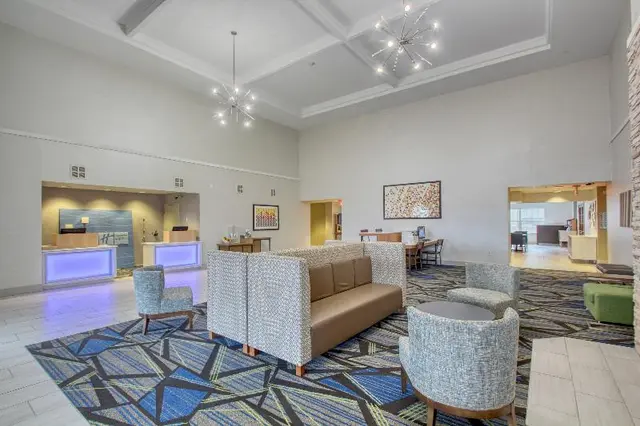 Holiday Inn Express Hotel & Suites Oshkosh Statero