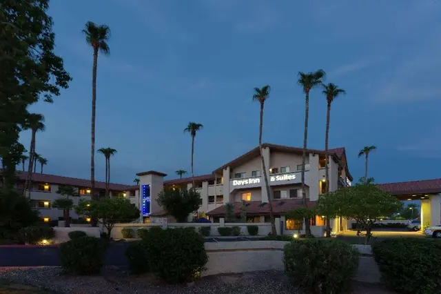 Days Inn & Suites by Wyndham Tempe
