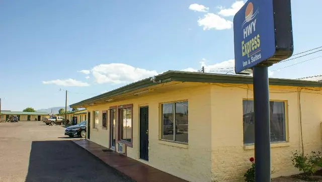 Hwy.Express Inn & Suites
