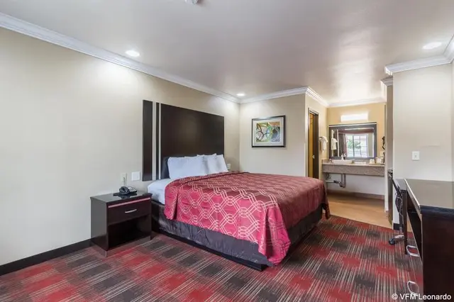 Econo Lodge Inn & Suites Escondido Downtown